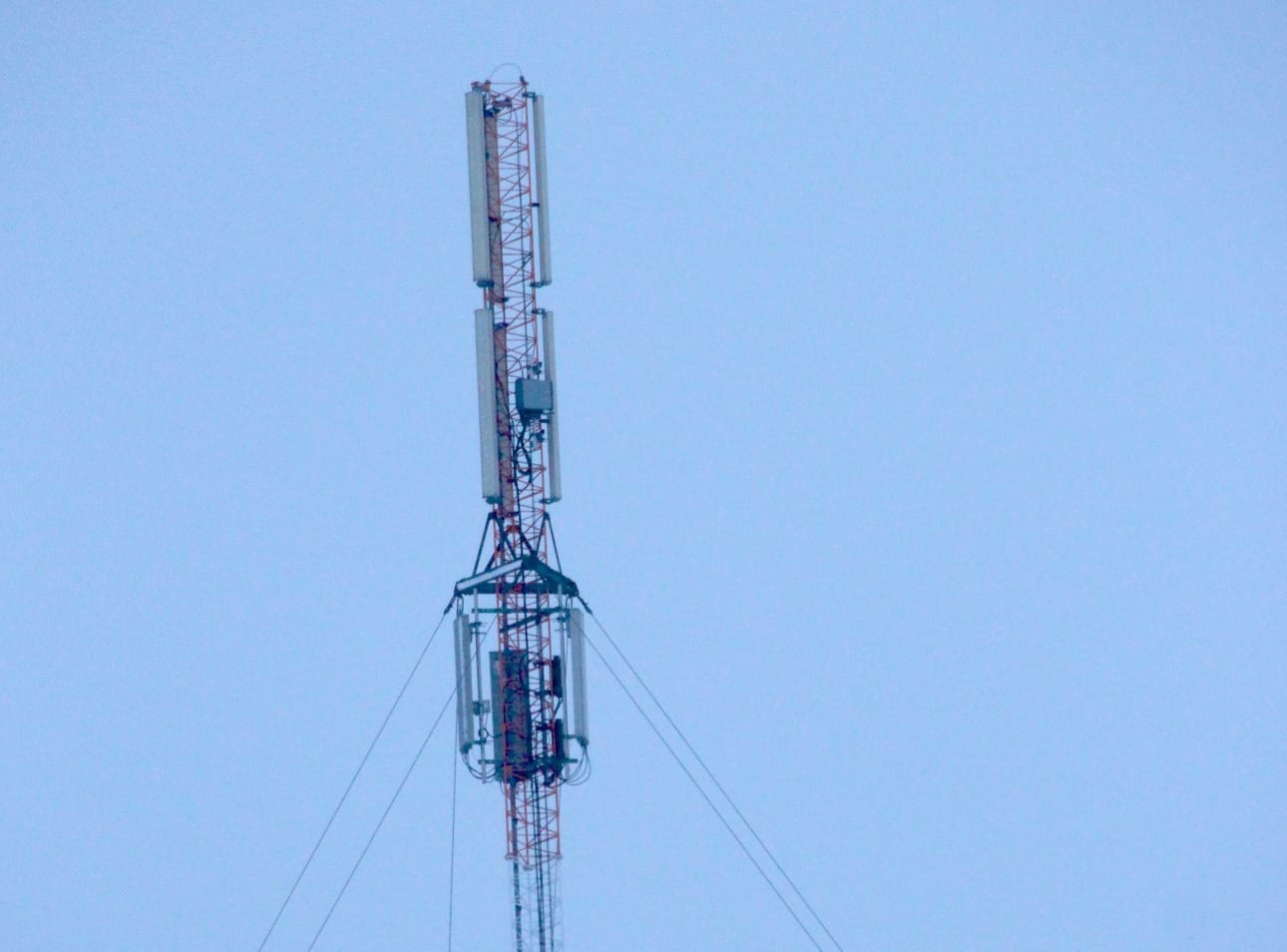 Liikenne- ja viestintävirasto Traficomin ylitarkastaja Heikki Silpolan mukaan pimeistä telemastoista tulisi ilmoittaa Traficomiin, lähimmälle lentoasemalle tai lennonvarmistuspalveluja tarjoavalle ANS Finlandille. Kuvan masto ei liity tapaukseen.