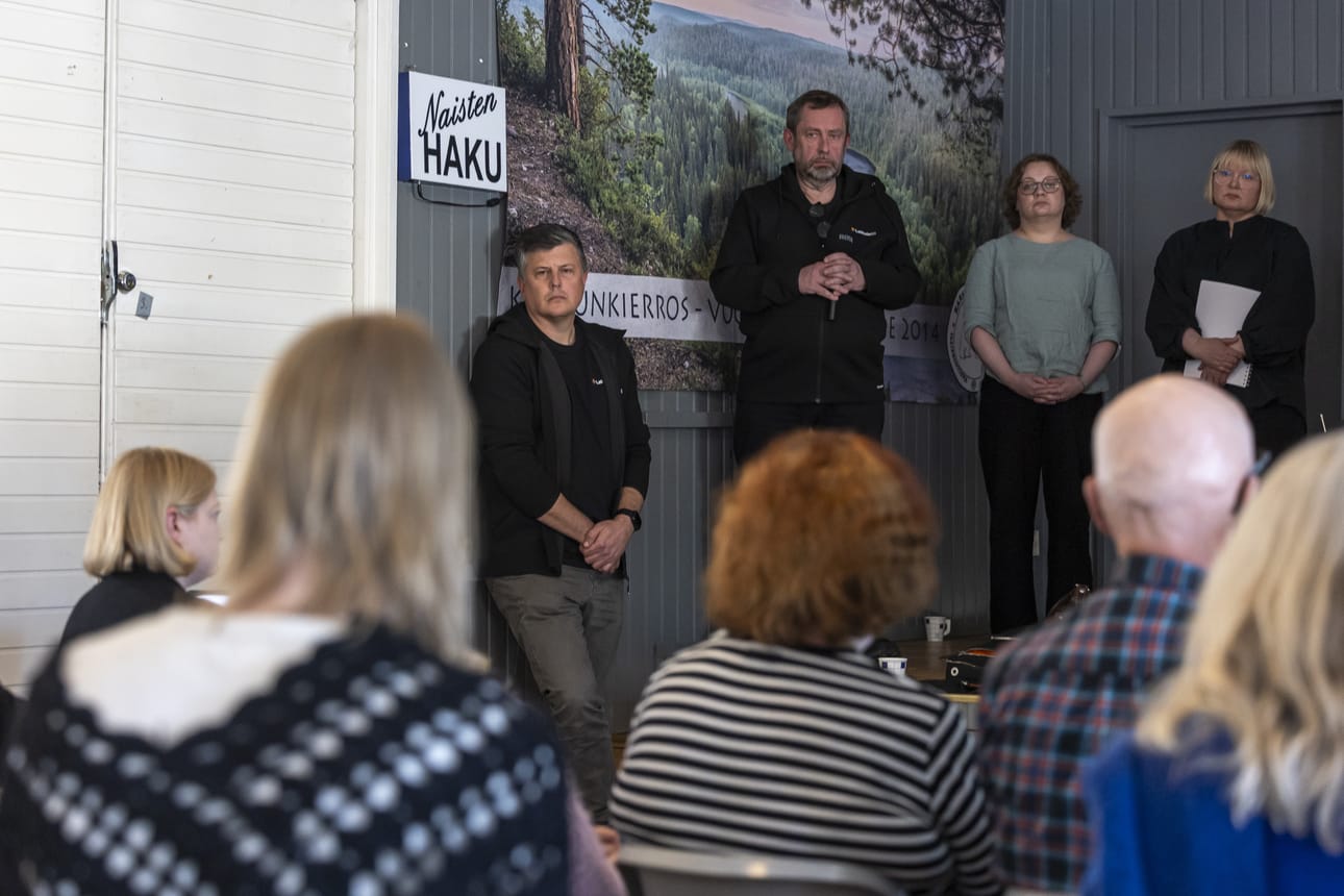 Latituden Grant Coyle (vas.) ja Jussi Lähde ottivat vastaan kuusamolaisten palautetta kaivossuunnitelmista Käylässä toukokuussa.