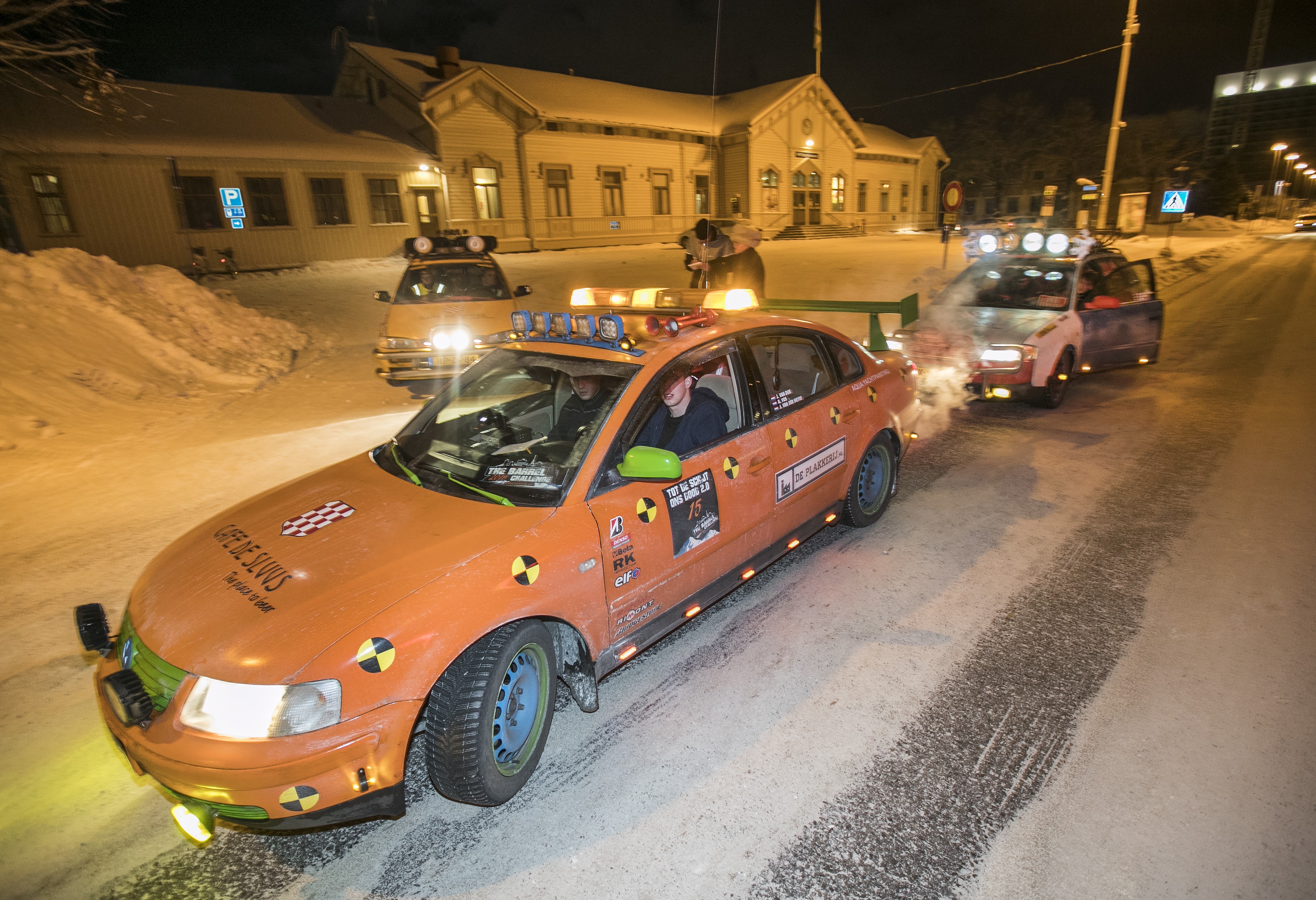 Jesper Van Dijk ajoi oranssia Passatia ja kertoi, että Barrel Team Zwartsluisin porukan järjettömän tuntuisen pitkän reissun tarkoitus on hauskuus.