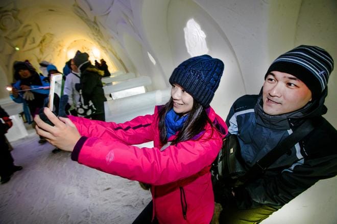 Yu Ming-Chieh ja Huang Zi-Chang tutustuivat Kemin Lumilinnaan häämatkallaan tammikuussa. Aasialaisten turistien määrä on Lapissa vahvassa kasvussa. KUVA: Nina Susi
