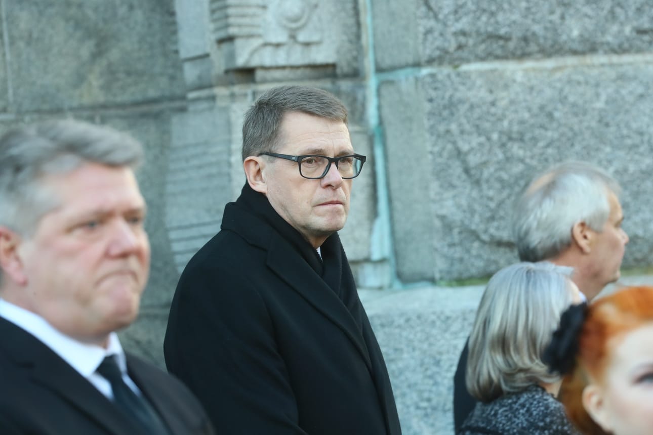 Entinen pääministeri Matti Vanhanen osallistui siunaustilaisuuteen.