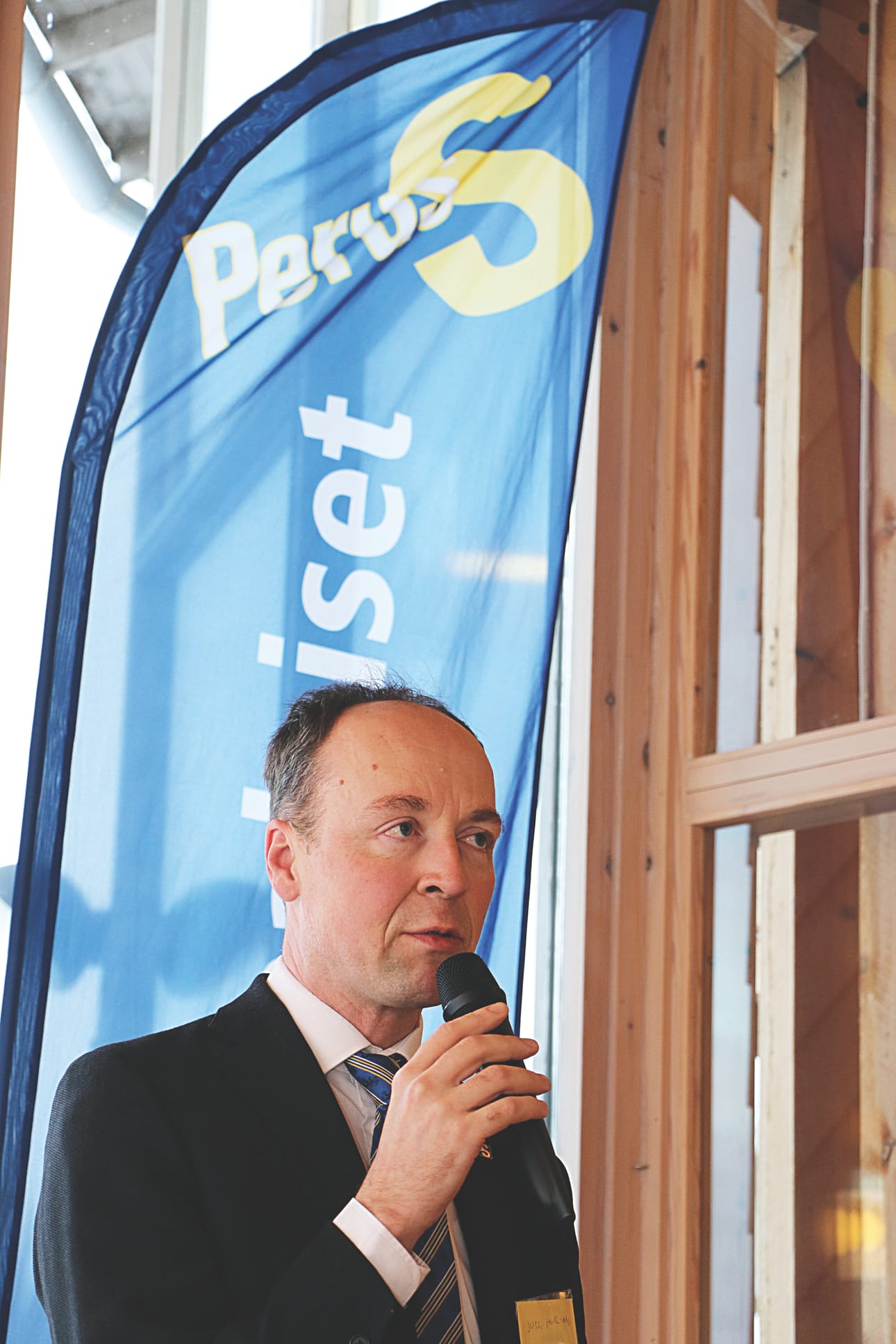 Perussuomalaisten puheenjohtaja, europarlamentaarikko Jussi Halla-aho kertoo viettävänsä Suomessa kaksi päivää viikosta. –¿Olen saanut kiertää paikkakuntia, joissa en ennen ole ollut. Sitä en muista, olenko joskus käynyt Limingassa, Halla-aho mietti.