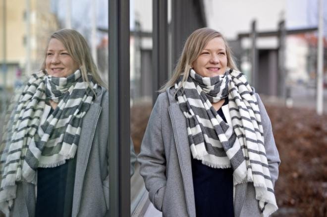 Johanna Rannanjärvi on innoissaan uudesta työstään Soinin kunnanjohtajana. Kun paikka tuli auki, hän ei epäröinyt hetkeäkään hakea sitä. KUVA: KARI LÖFHJELM