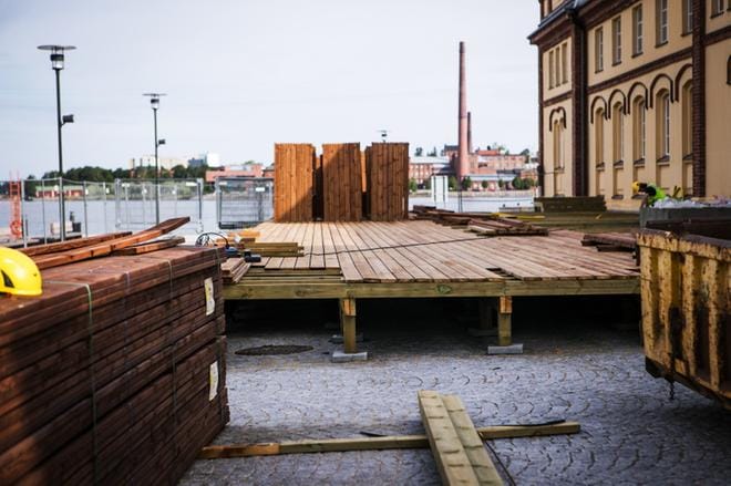 Sisäsataman terassityömaalla riittää vielä tekemistä ennen lauantaiksi kaavailtua avaamista. KUVA: OUTI NEUVONEN