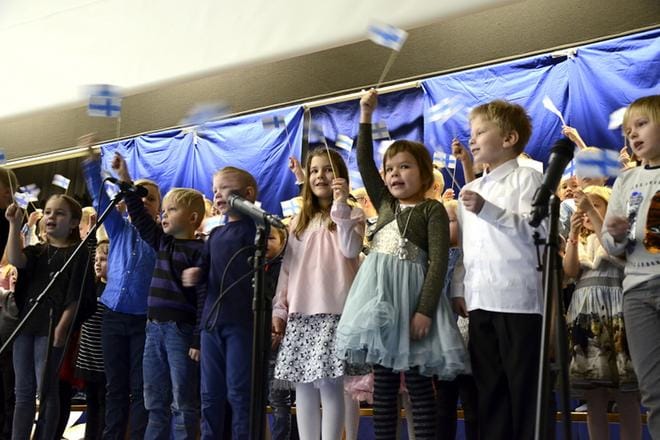 – On Suomi meidän maamme, me sitä hoitakaamme, että siellä voivat kasvaa lapset ja lastenlapset ja lastenlastenlapset, lauloivat ensimmäisen ja toisen luokan oppilaat Jurvan kampuksen itsenäisyysjuhlassa. KUVA: JAANA ALA-LAHTI