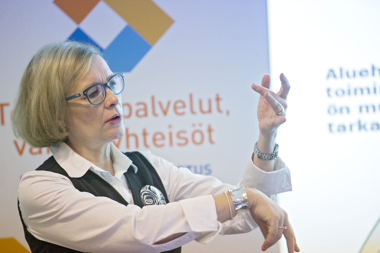 Sisäministeri Paula Risikko (kok.) haluaisi vahvistaa pelastajien koulutusta ensihoidon osalta.