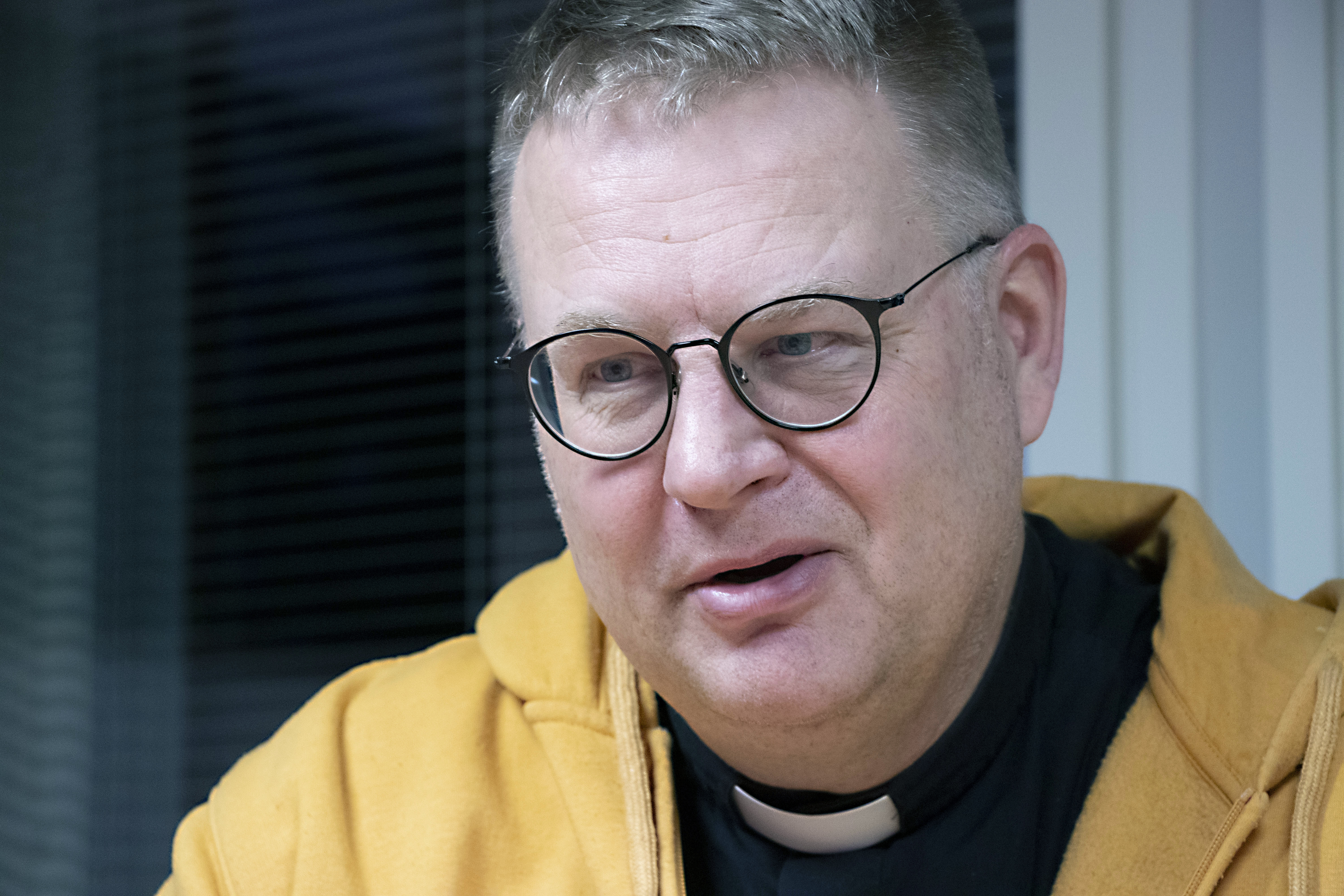 – Oli järisyttävä kokemus oivaltaa, että päivästä pidä kiittää illalla, vaan aamulla. Silloin suljetaan kiitokseen koko alkava päivä kaikkinensa, sanoo Heikki Pesämaa.