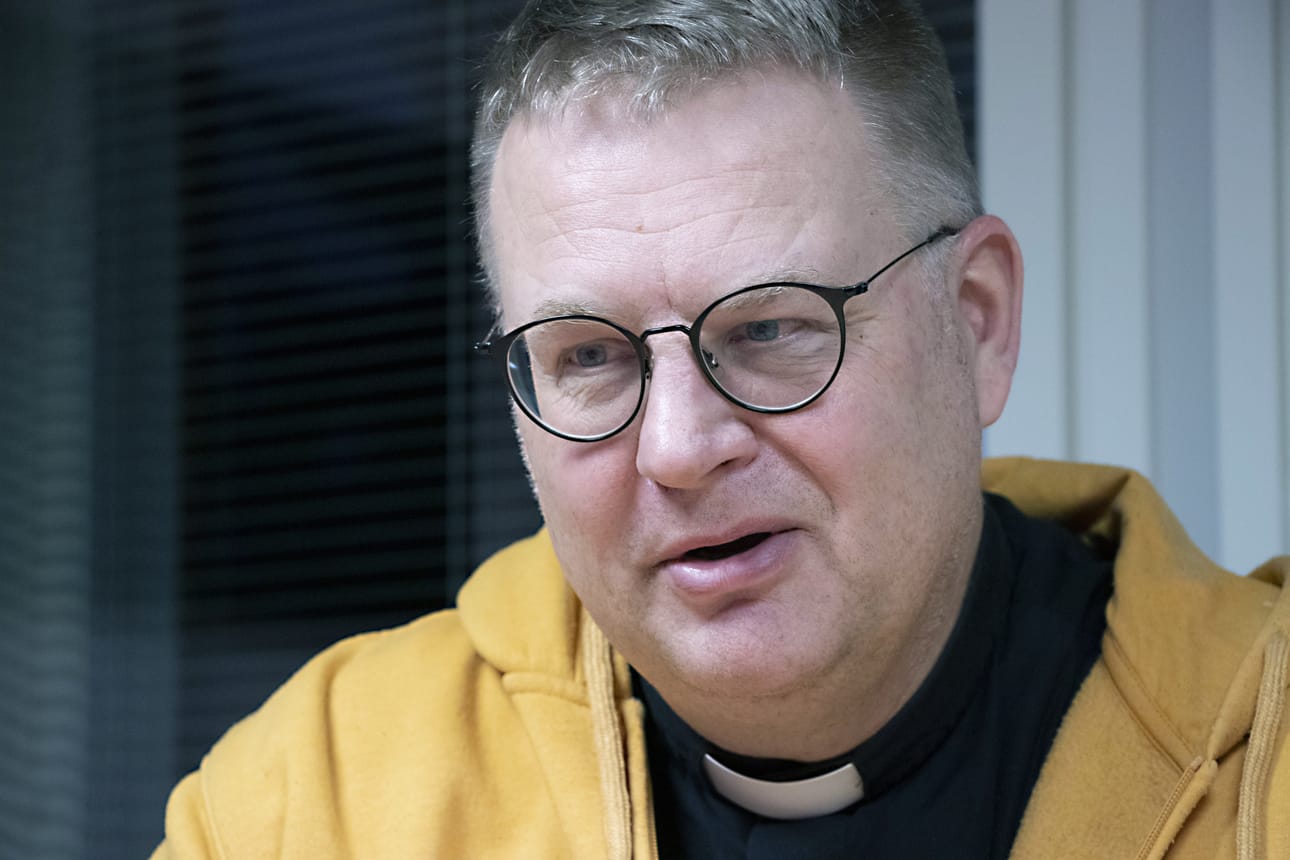 – Oli järisyttävä kokemus oivaltaa, että päivästä pidä kiittää illalla, vaan aamulla. Silloin suljetaan kiitokseen koko alkava päivä kaikkinensa, sanoo Heikki Pesämaa.