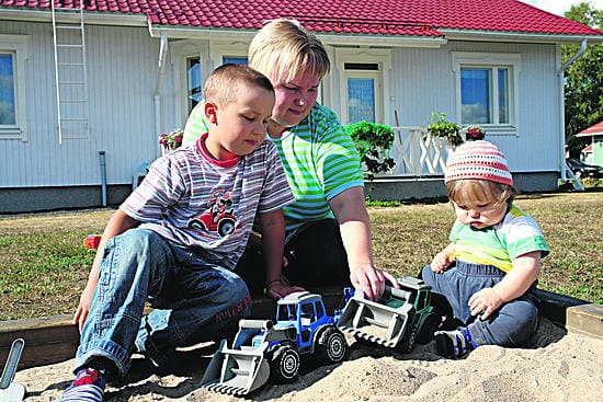 Sanna Immoselle tieto Ylivieskan maksamasta vauvalisästä tuli sopivaan aikaan. Hän voi sen turvin jäädä hoitovapaalle hyvin mielin hoitamaan kymmenkuista Perttua ja kuusivuotiasta Arttua.