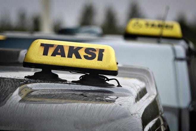 Taksien määräsääntely vapautui heinäkuussa. Sääntelyn vapauttaminen aiheutti uusien taksilupahakemusten suman. KUVA: KARI LÖFHJELM