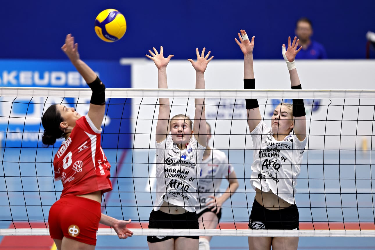 JymyVolleyn Aino Etelä ja Ada Peura rakentavat torjuntaa LP Viestin Arita Ternavan lyönnin eteen.
