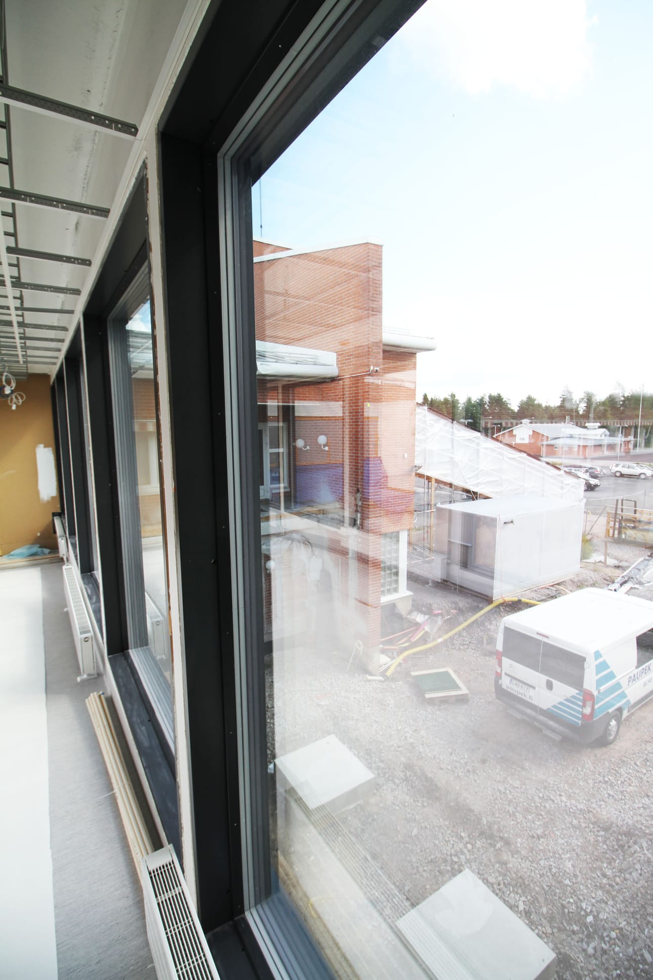 Kempeleen kunnan tekninen johtaja Risto Sarkkinen ja Lemminkäisen työmaainsinööri Ismo Pyry kehuvat uudisosan väljyyttä. Portaikko johtaa toisen kerroksen vuodeosaston tiloihin.