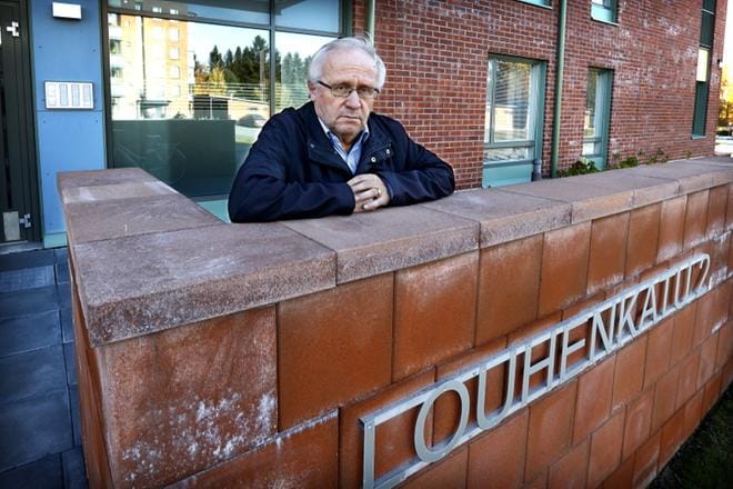 Uudehkossa Sevaksen vuokrakerrostalossa Seinäjoen Louhenkadulla on ollut alusta alkaen tupakointikielto koko kiinteistön alueella. Talossa asuvan Jarmo Rinta-Jaskarin mukaan kiellon noudattaminen ei ole ollut asukkaille minkäänlainen ongelma. KUVA: JOUKO HÄNNINEN