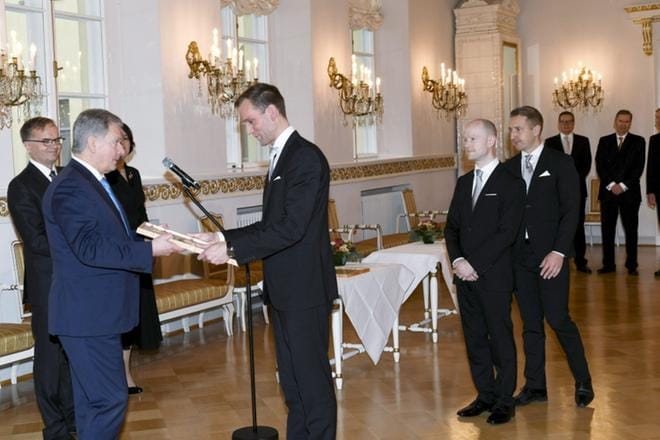Presidentti Sauli Niinistön jakaman palkinnon ottivat vastaan Miika Mäkitalo, Antti Nivala ja Timo Partanen. KUVA: LEHTIKUVA/MARTTI KAINULAINEN