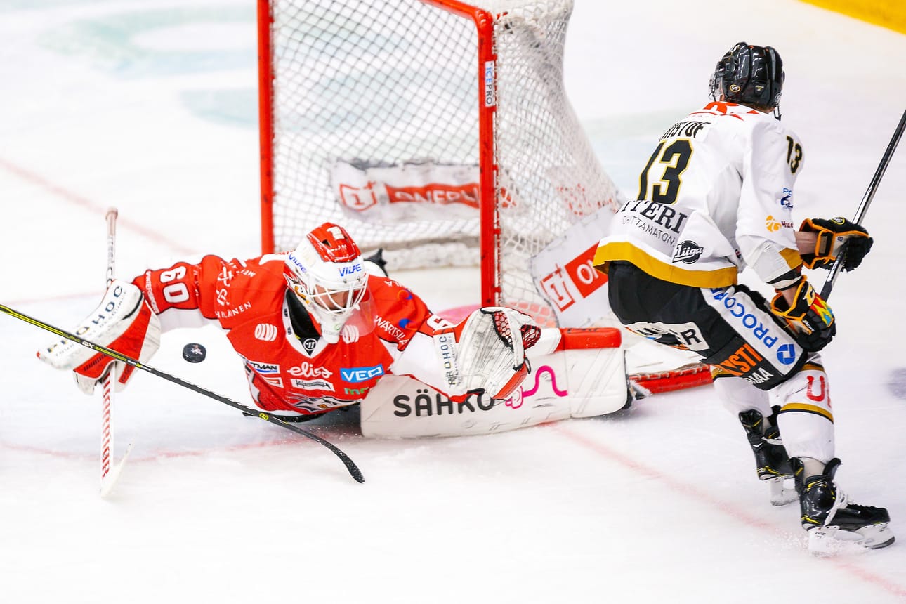 Kärppien Michal Kristof (oik.) ei onnistunut yllättämään Sport-maalivahti Mika Järvistä.