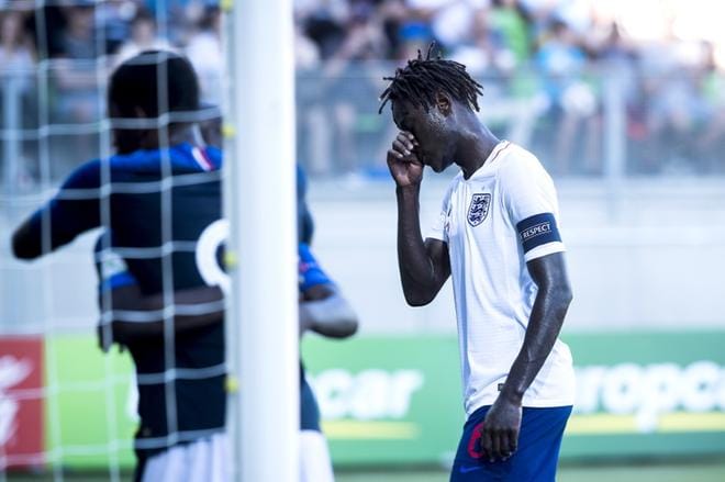 Toppari Trevoh Chalobah joutui todistamaan Ranska-ottelussa viittä ja Norja-ottelussa kolmea maalia. – Taistelimme joukkueena. Sain paljon hyvää kokemusta kovia vastaan pelaamisesta, Chalobah kertoi Norja-pettymyksen jälkeen. Kuva: Outi Neuvonen