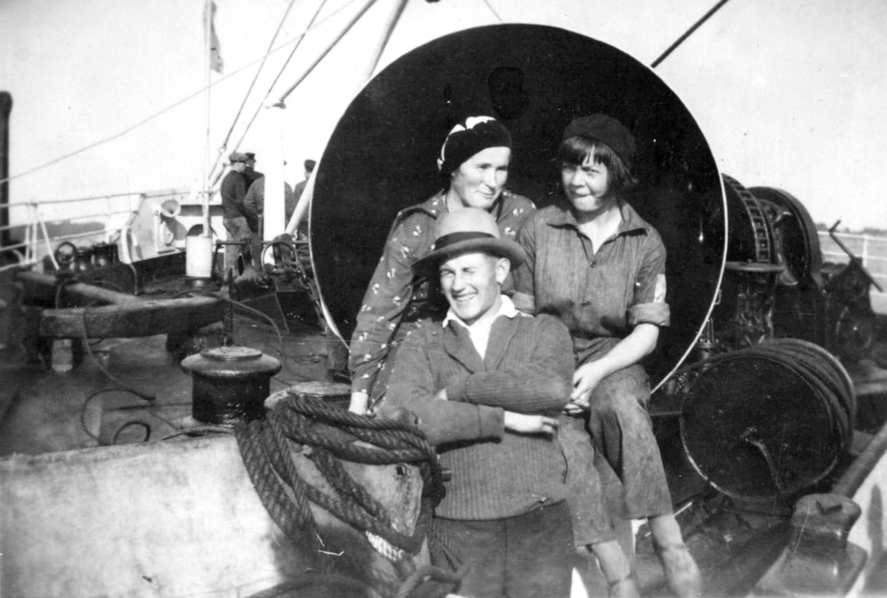 Vasemman puoleinen nainen on hailuotolainen Helvi Isola-Pernula, joka kävi 1930-luvun lopulla sillinpyynnissä Islannin vesillä. Vieressä tuntematon nainen, edessä Arvo Haapala.