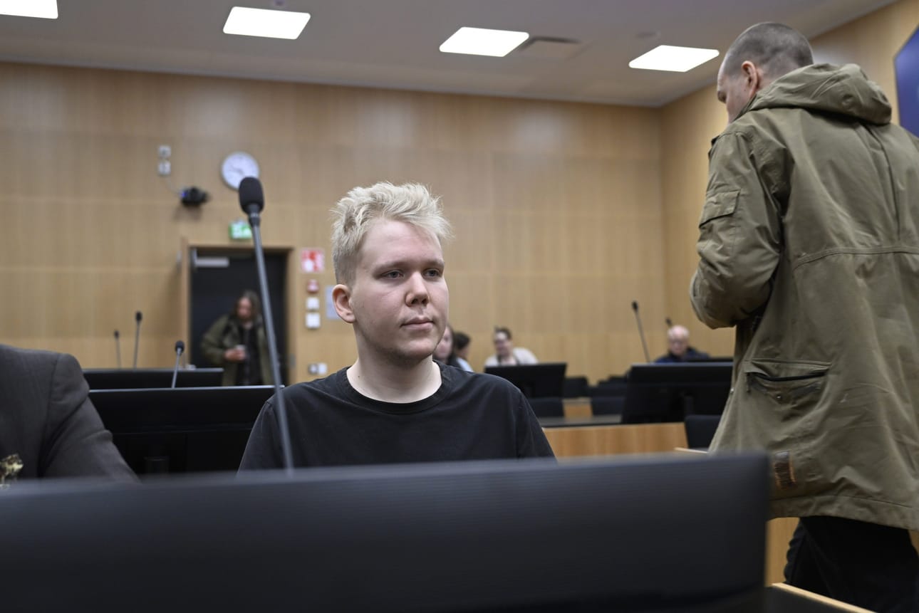 Psykoterapiakeskus Vastaamon tietomurrosta tuomittu Aleksanteri Kivimäki Länsi-Uudenmaan käräjäoikeudessa helmikuussa 2024. LEHTIKUVA / EMMI KORHONEN