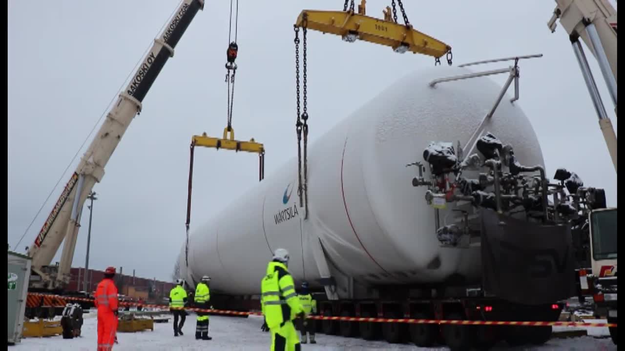 Katso nopeutettu video LNG-säiliön asennuksesta