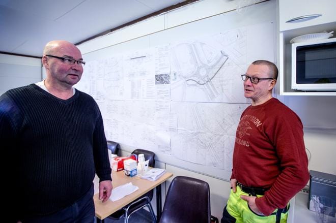 Ilkka Salminen ja Tapio Kalliokoski kertovat liikenteen sujuvuudesta tietyömaan kohdalla. KUVAT: PAULA KASKIMAA