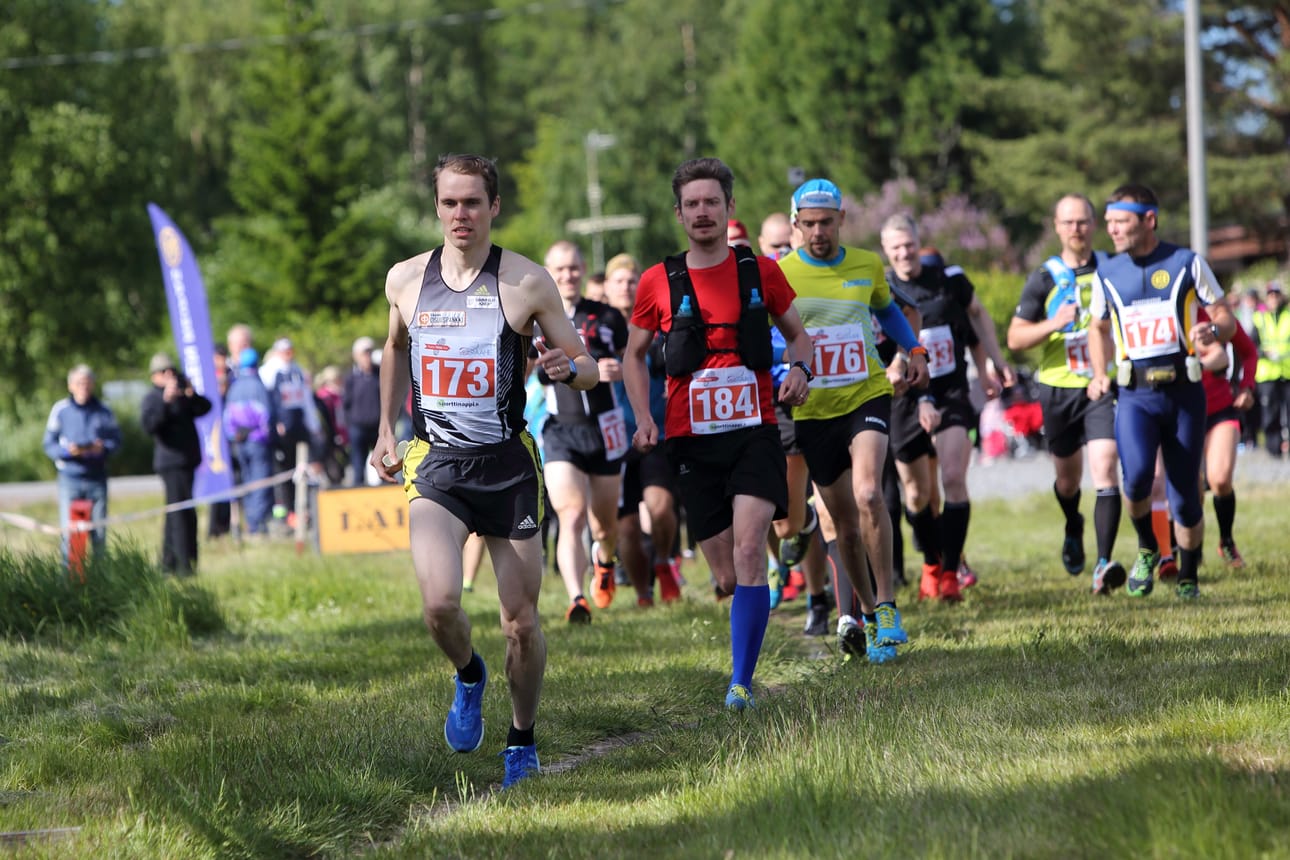 Raahe Trail Runin päämatkalla Tapani Kärjä (173) otti kärkipaikan heti lähtösuoralla ja juoksi ylivoimaseen voittoon.