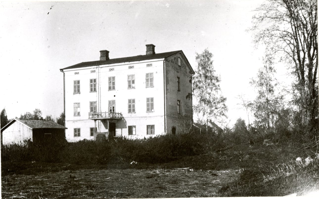 Kuvassa Wasastjernan talo pihan puolelta. Palon jälkeen taloon lisättiin kuvassa näkyvä parveke, joka on sittemmin poistettu. Arkistokuva.
