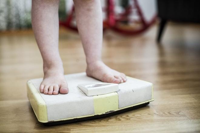 Terveyden ja hyvinvoinnin laitoksen (THL) tuoreen raportin mukaan 27 prosenttia pojista ja 18 prosenttia tytöistä on ylipainoisia. Se tarkoittaa sitä, että joka neljäs lapsi ja nuori on ylipainoinen. Länsi-Suomessa ylipainoisia on vähemmän kuin idässä. ARKISTOKUVA: JUSSI LEINONEN