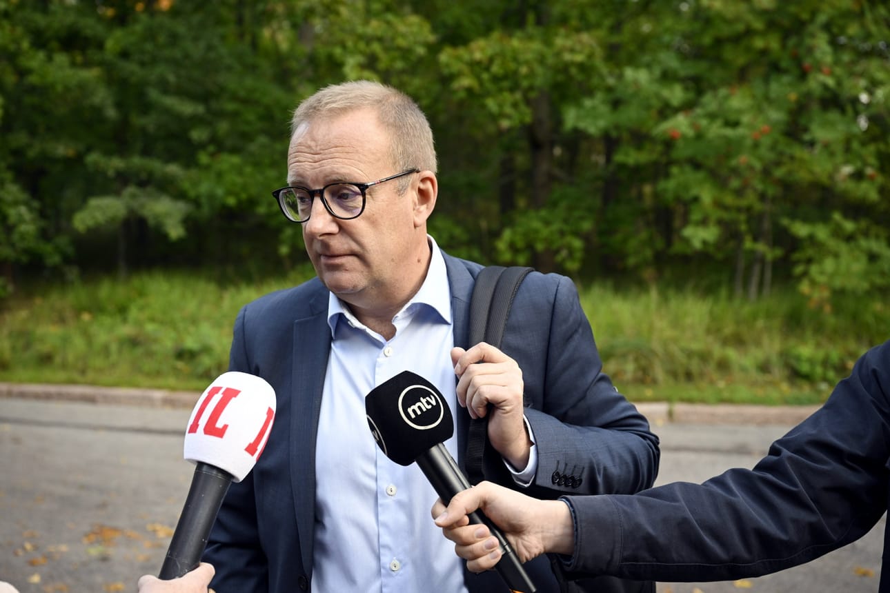 SAK:n puheenjohtaja Jarkko Eloranta menossa pääministerin virka-asunnolle Kesärantaan keskiviikkoaamuna. LEHTIKUVA / Markku Ulander