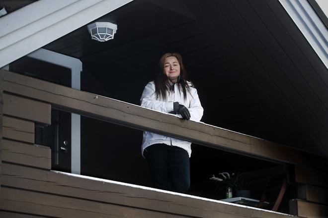 Heli Höökillä ei ollut mökilleen tarpeeksi käyttöä, joten ystävä yllytti kokeilemaan vuokrausta. Höök pitää Airbnb:tä turvallisena vuokraustapana. Ongelmia ei ole majoittujien kanssa ollut, mutta jos niitä tulisi, Höök uskoo saavansa Airbnb:stä apua. KUVA: Jouko Hänninen