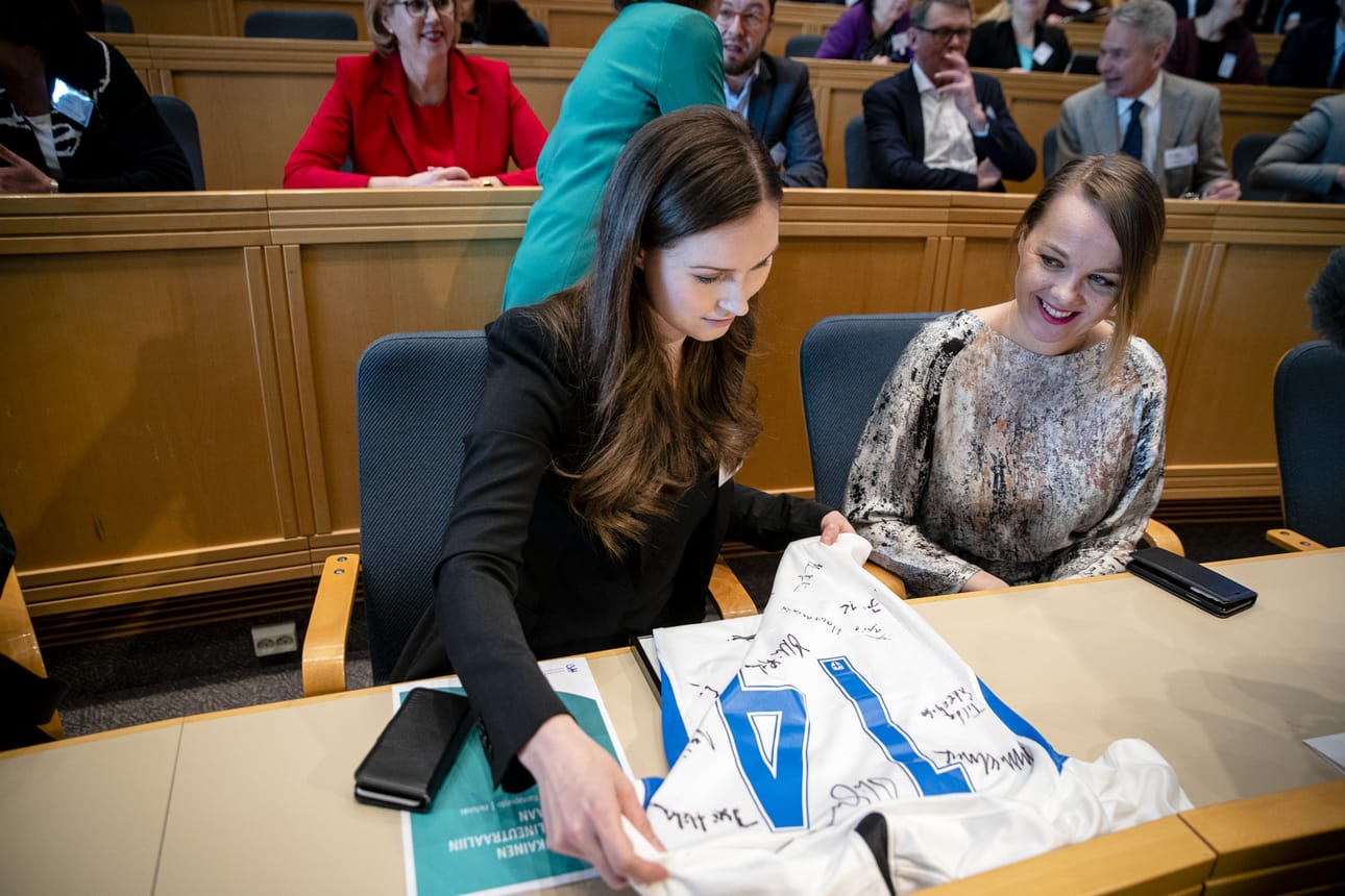 Katri Kulmunin (oik.) johtaman keskustan kannatus laski edellisestä mittauksesta 1,2 prosenttia. Sanna Marinin sdp sen sijaan lisäsi omaansa suunnilleen saman verran.
