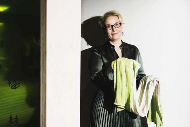 Stora Enson tuotepäällikön Sirpa Välimaan esittelemä huivi on valmistettu kankaasta, jonka raaka-aine on selluloosa. KUVA: Emilia Kangasluoma