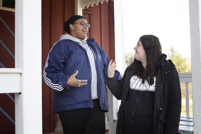Etnologian ja antropologian opiskelijat Idil Farah ja Emma Räihä arvelivat jo etukäteen, että Farahin ihonväriin kiinnitetään huomiota Etelä-Pohjanmaalla. KUVA: MARIKA EIKKULA
