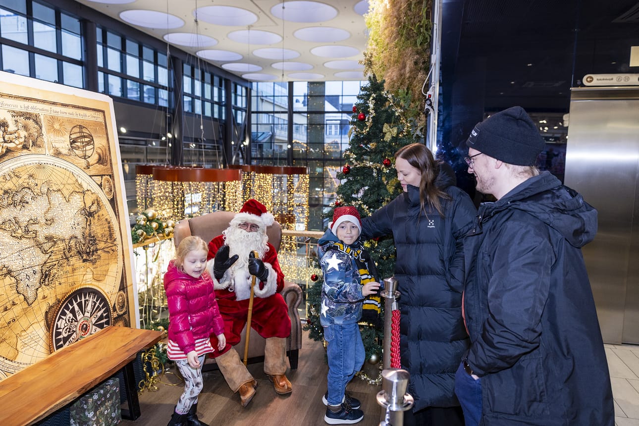 Kalle Miettunen ja Katariina Väyrynen kertoivat, että perinteinen joulu kuuluu heidän perheessään asiaan. Lapset Elmeri ja Olivia pääsivät juttelemaan joulupukin kanssa.