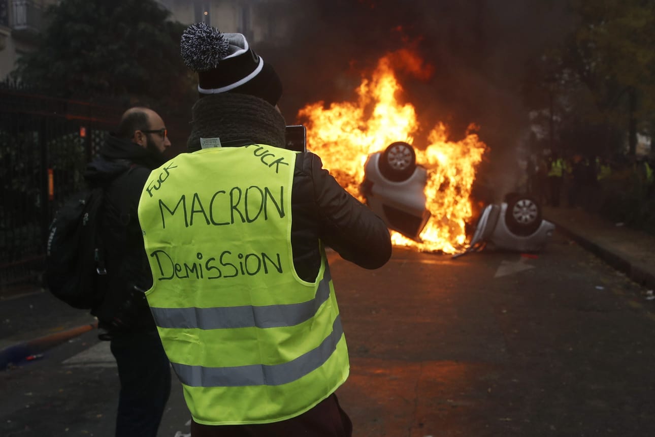 Pariisin keskustassa poltettiin kymmeniä autoja viime lauantaina väkivaltaisessa mellakassa.