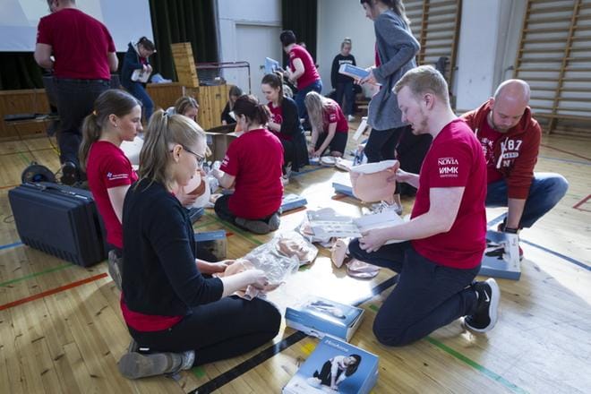 VKS:n teho-osaston elvytysvastaavat ja elvytys-tutoreiksi koulutetut VAMK:n ja Novian opiskelijat ohjasivat Merenkurkun koulun 9.-luokkalaisten elvytysharjoittelua. Keskussairaalassa on tällä viikolla vietetty elvytysviikkoa. Kaikille avoimet elvytysharjoitukset pidetään vielä tänään perjantaina keskussairaalan pääaulassa kello 9–14. KUVAT: SELMA PAAVOLA