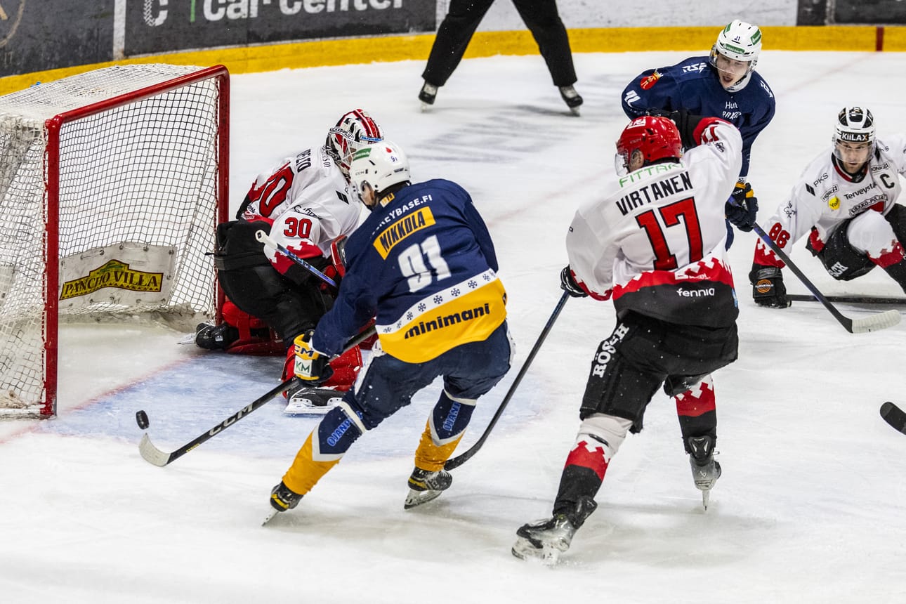 Maks Mikkola ohjaa kiekon Juho Ahopellon vartioimaan maaliin, ja RoKi siirtyy 2–1 johtoon.