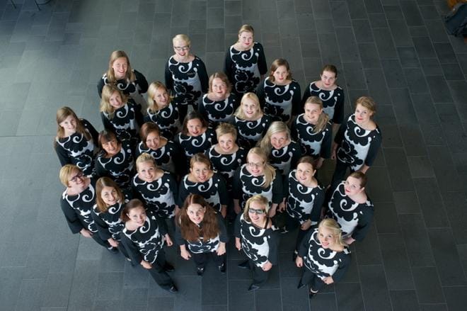 Seinäjoella on viikonloppuna harvinainen tilaisuus nähdä Suomen huippunaiskuoroja. Menestynyt KYN esiintyy omassa konsertissaan lauantaina. Maailman kuudenneksi parhaaksi rankattu KYN on perustettu vuonna 1981. Kuorossa jäseniä on viitisenkymmentä. KUVA: MIKKO REINIKAINEN