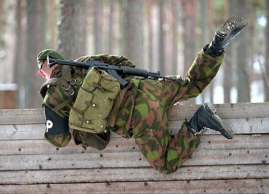 Varusmiehiä on laitettu palveluksesta pois laittomin keinoin.