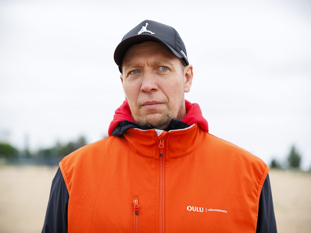 Uimaopettaja Antti Jänesaro on huolissaan lasten uimataidosta, vaikka tilanne Oulussa on valtakunnallista parempi.