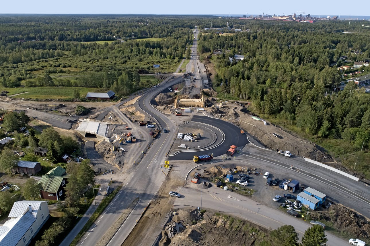 Mettalanmäen kiertoliittymän rakentaminen kasitiellä.