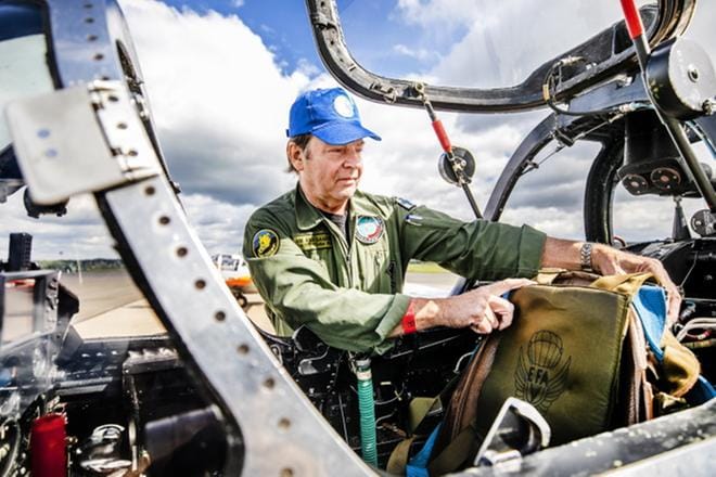 Ohjaaja Ari Saarinen valmistautui taitolentonäytökseen Fouga Magister -suihkuharjoituskoneella. Näitä koneita on jäljellä Suomessa enää kaksi.