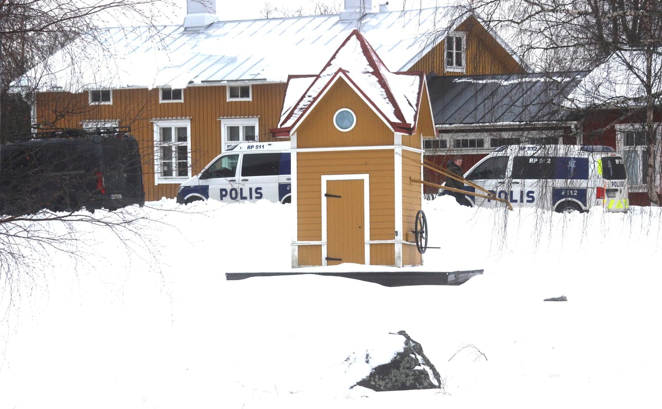 Poliiseja saapui runsaasti paikalle Kristiinan Pohjapäähän viime torstaiaamuna. Takana oleva talo ei liity tapahtumiin. Arkistokuva. Lotta Kallio