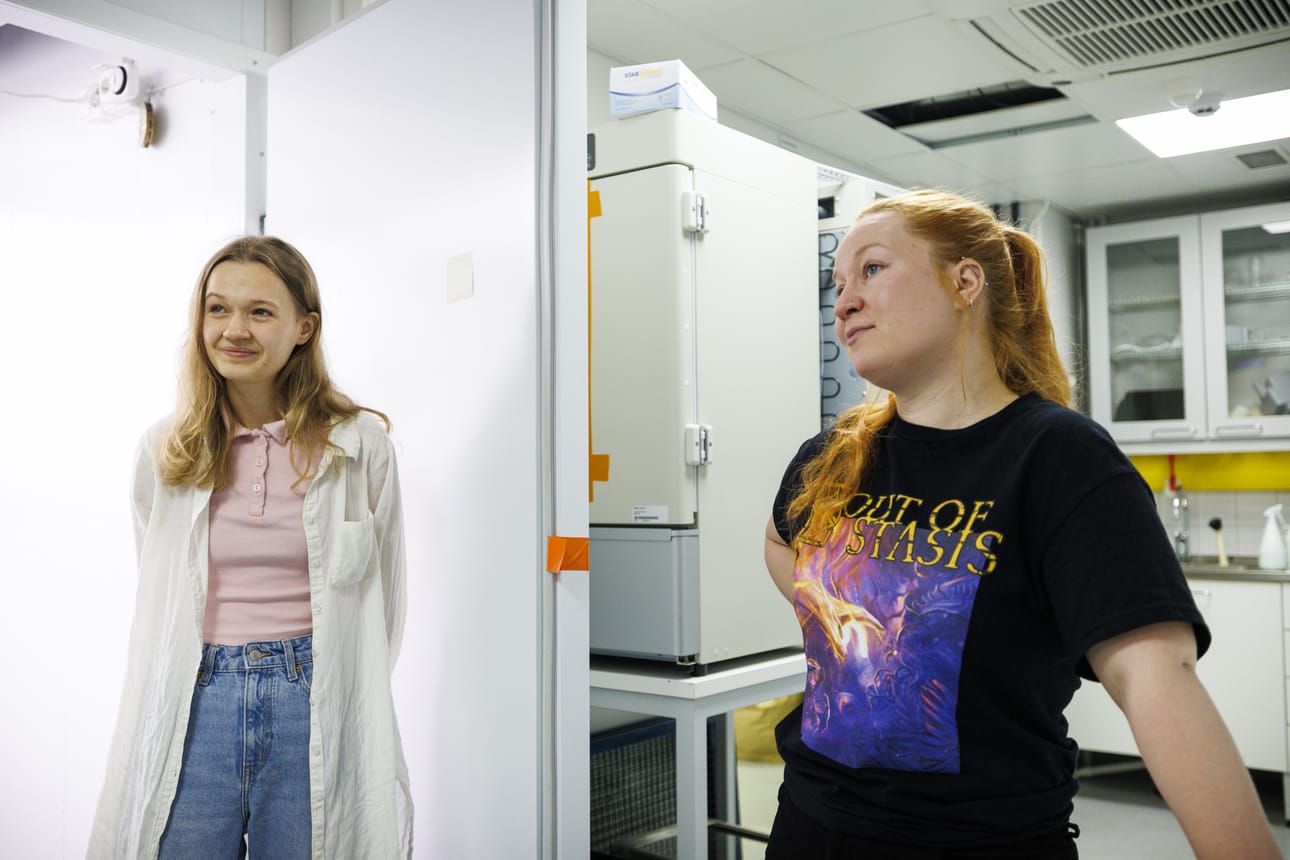 Biologian maisteriopiskelijoille Milka Kurkelalle (vas.) ja Elina Pallaspurolle kesätyöpesti on mitä mieluisin.