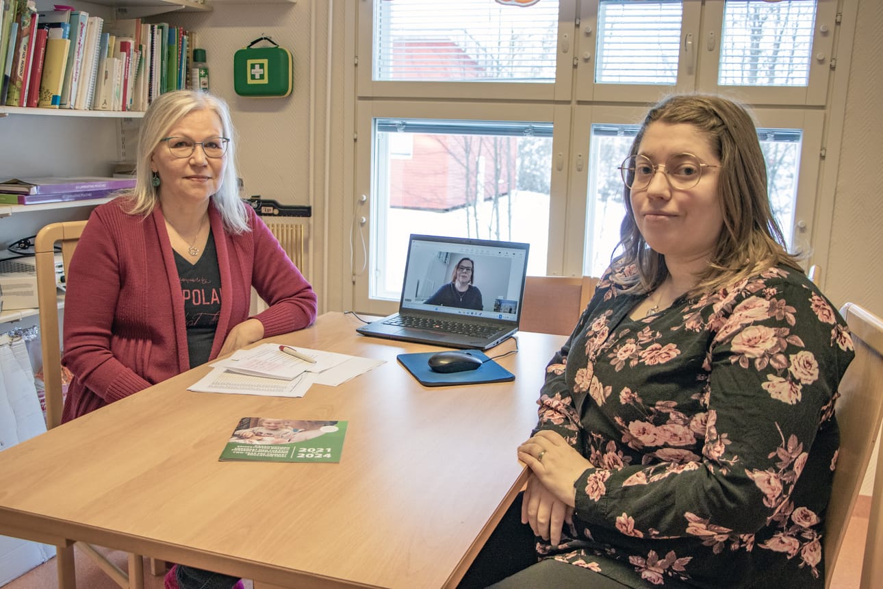 Siikalatvalla koettiin kaksivuotinen esikoulu hyväksi kokemukseksi. Ulla Hepo-oja ja Janita Kemppainen sekä Teamsin välityksellä mukaan saatu Satu Porkka kertoivat kokeilun tuloksista Siikalatvan osalta.