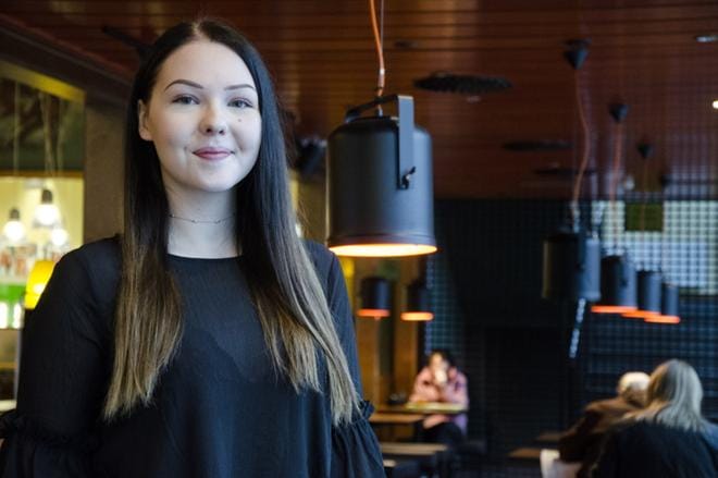 Satu Finni on tyytyväinen siihen, että sai kolmoistutkinnon ansiosta lukion-opintojensa ohessa ammatin. Kokin työt ovat hänelle mieluisia ja hän luottaa siihen, että alan töitä on myös pääkaupunkiseudulla hyvin tarjolla, jolloin niitä voi tehdä opiskelun ohessa. Tällä hetkellä Satu Finni on töissä vuokrafirman kautta seinäjokelaisessa Äärellä-ravintolassa. KUVA: JUHA AHO-PYNTTÄRI