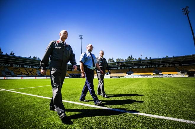 Paraatin liikennepäällikkö majuri David Prosi (vas.), ylikomisario Pasi Vuorenmaa ja Pohjanmaan aluetoimiston päällikkö everstiluutnantti Mika Piiroinen odottavat Seinäjoen jalkapallostadionilla pidettävään paraatikatselmukseen runsaasti yleisöä ensi maanantaina pidettävässä Puolustusvoiman lippujuhlassa.KUVA: KRISTA LUOMA
