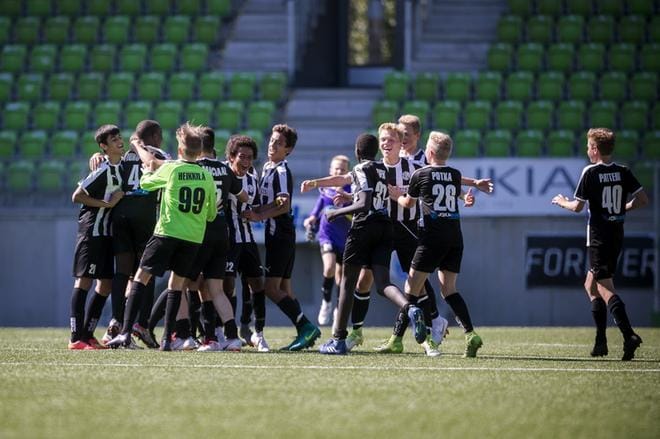 Vaasan Palloseuran juniorit pelasi turnausvoittajaksi 14-vuotiaissa pojissa. Elisa-stadionilla pelatussa finaalissa joukkue kukisti Jaron 4-2. Kuva: Jarno Pellinen