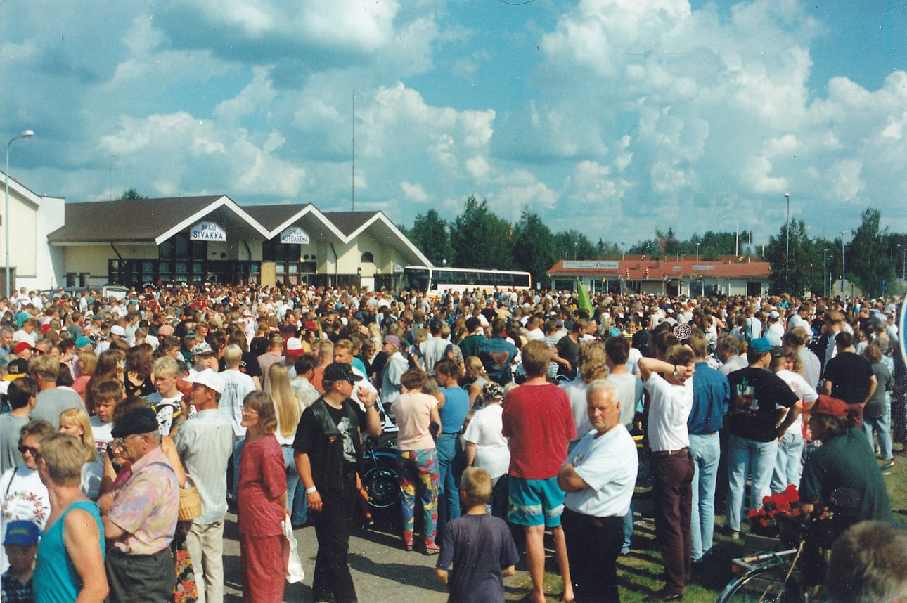 Missä olit 29.7.1995? Tunnistatko itsesi kuvasta? Näkymä S-Market Koillisväylän edestä heinäkuun lopulla vuonna 1995. Mikä sai aikaan kansainvaelluksen?