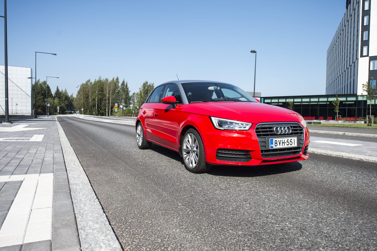 Audissa ei tarvita hitaan ajoneuvon varoituskolmiota, koska sen nopeudenrajoitin voidaan kytkeä pois päältä esittelyn aikana. Varsinaisissa nuorisoautoissa tätä mahdollisuutta ei olisi.
