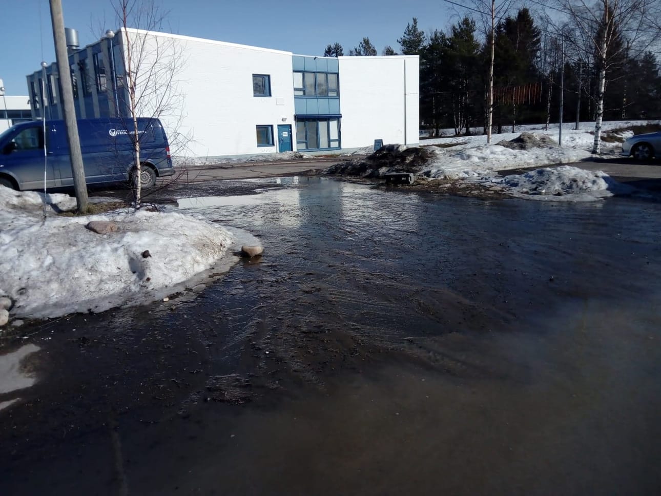 Rikkoontuneesta runkovesijohdosta vuotaa asvaltin läpi vettä Oulaisten anmattiopiston lähettyvillä.